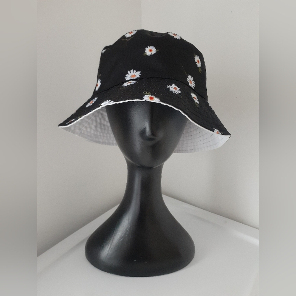 Alice + Olivia Black Daisy Print Reversible Bucket Hat